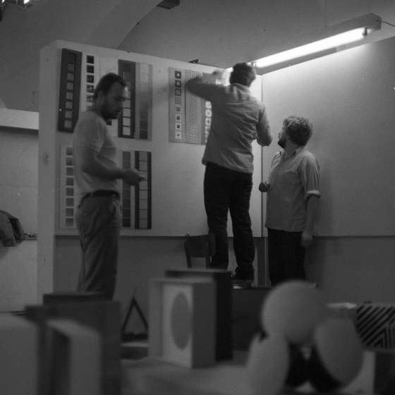 Witosław Czerwonka w trakcie montażu wystawy przeglądowej, lata 70