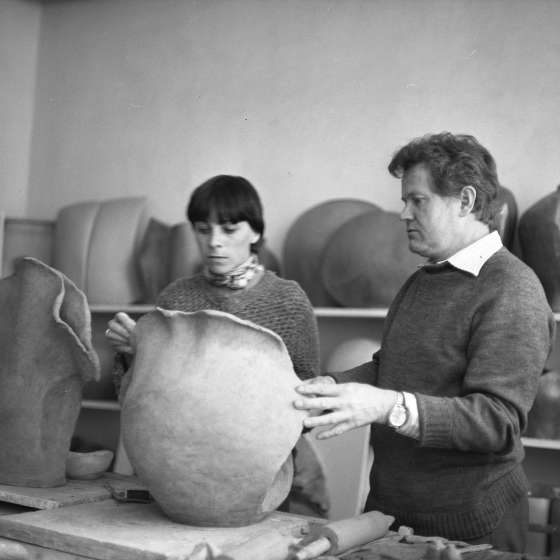 Prof. Henryk Lula w czasie zajęć w prac. Ceramiki, 1980 [II/197/7]  