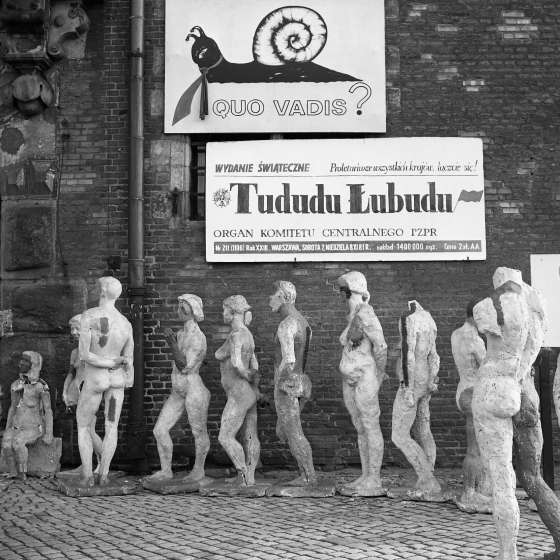 „Kolejka rzeźb”, studencka instalacja w czasie strajku PWSSP w Gdańsku, lata 80. [III/243/11]