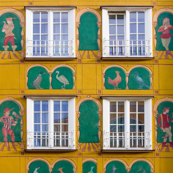 Zespół dekoracji malarskich i rzeźbiarskich fasad kamienic przy ulicy Długiej i Długim Targu