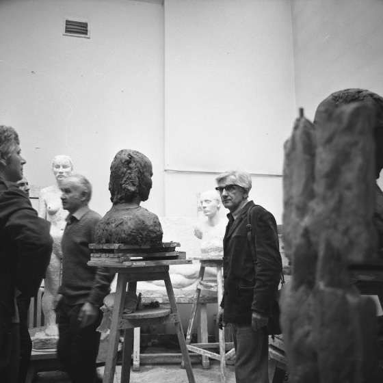 Edward Sitek, Franciszek Duszeńko, Alfred Wiśniewski w czasie zajęć przeglądu rzeźby, 1980 [II/197/11] 