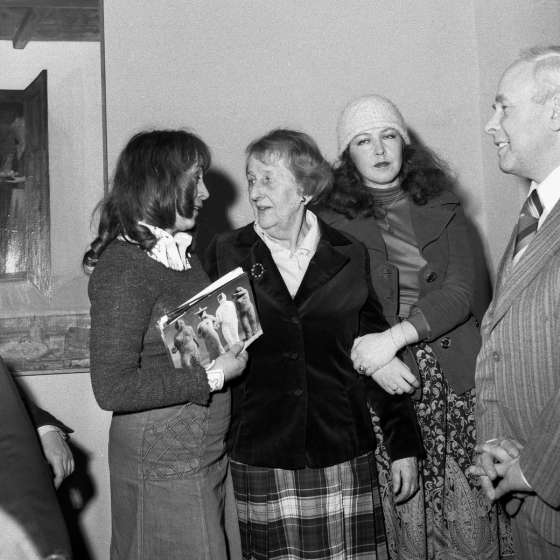Uroczystości z okazji odejścia na emeryturę prof. Hanny Żuławskiej. Na zdjęciu od lewej: NN., prof. Hanna Żuławska, Swietłana Zerling, Edward Roguszczak, 1976
