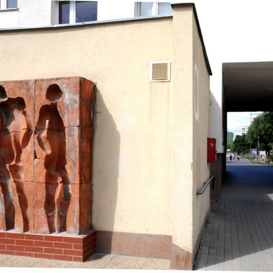 „Futerały” – płaskorzeźba, Projekt Ceramika dla Architektury; Gdańsk