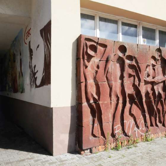 „Futerały” – płaskorzeźba, Projekt Ceramika dla Architektury; Gdańsk