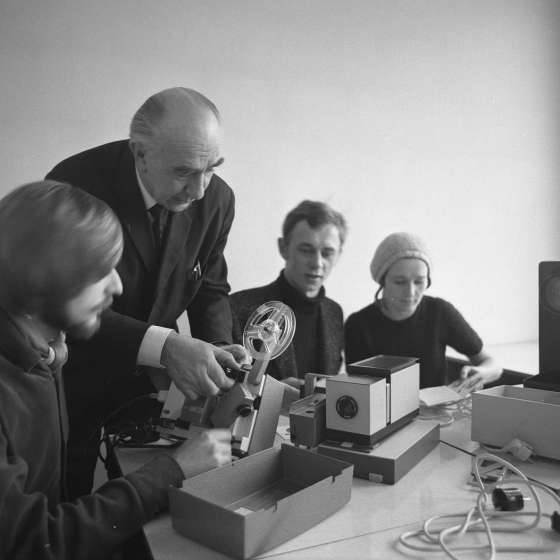 Profesor Witold Frydrych w czasie zajęć (nowe media), 1980 [II/191/3] 
