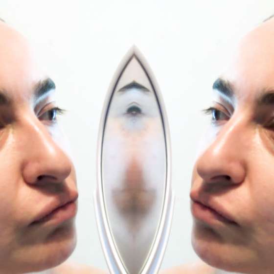 Spell with a mirror / Zaklęcie z lustrem, kadr z video-performance, z serii Dziennik Frakcji, 2020