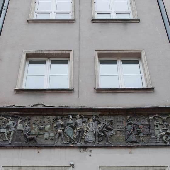 Zespół dekoracji malarskich i rzeźbiarskich fasad kamienic przy ulicy Długiej i Długim Targu