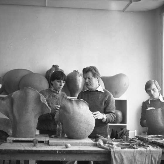 Henryk Lula w czasie zajęć w pracowni Ceramiki, 1980 [II/197/5]
